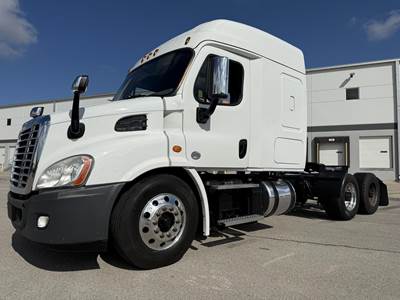 Freightliner Cascadia 113 Sleeper Semi Truck - Detroit 450HP