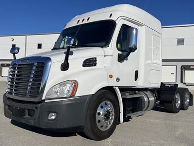 Freightliner Cascadia 113 Sleeper Semi Truck - Detroit 450HP