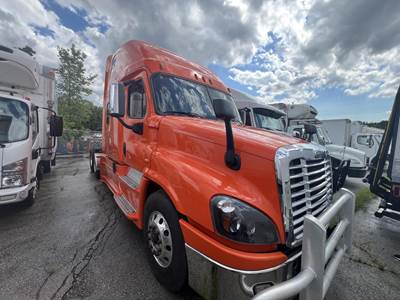 Freightliner Cascadia 125 Sleeper Semi Truck - 72" Raised Roof Sleeper, Detroit 560HP, 12 Speed Dt12 Automatic