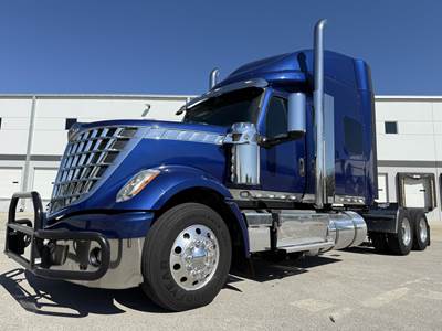 International LoneStar Sleeper Semi Truck - Cummins 505HP