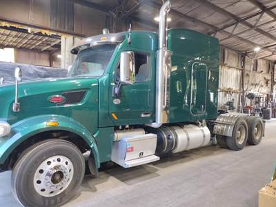Peterbilt 567 Sleeper Semi Truck - Paccar 510HP, 18 Speed Manual