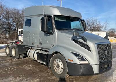 Volvo VNL64T740 Sleeper Semi Truck - 70" Mid Roof Sleeper, D13 425HP, 12 Speed I Shift Automatic