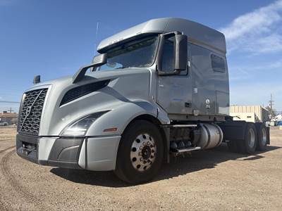 Volvo VNL64T740 Sleeper Semi Truck - 70" Mid Roof Sleeper, D13 425HP, 12 Speed I Shift Automatic