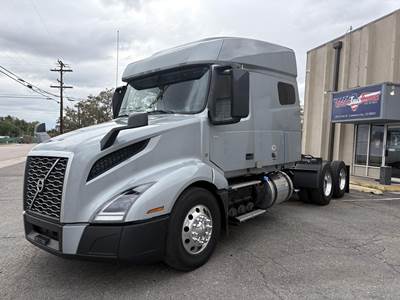 Volvo VNL64T740 Sleeper Semi Truck - 70" Mid Roof Sleeper, D13 425HP, 12 Speed I Shift Automatic