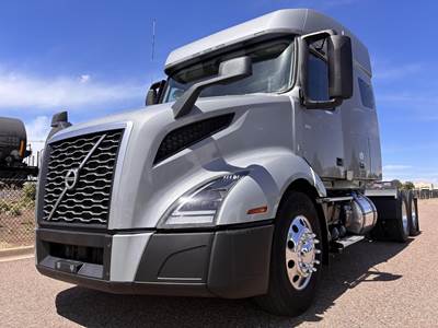 Volvo VNL64T740 Sleeper Semi Truck - 70" Mid Roof Sleeper, D13 425HP, 12 Speed I Shift Automatic