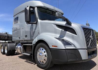 Volvo VNL64T740 Sleeper Semi Truck - 70" Mid Roof Sleeper, D13 425HP, 12 Speed I Shift Automatic