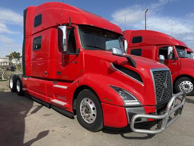 Volvo VNL64T860 Sleeper Semi Truck - Raised Roof Sleeper, D13TC 425HP, 12 Speed I Shift Automatic