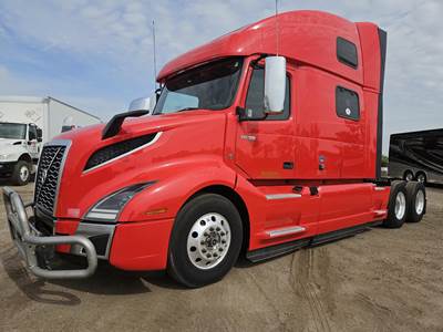 Volvo VNL64T860 Sleeper Semi Truck - Raised Roof Sleeper, D13TC 425HP, 12 Speed I Shift Automatic