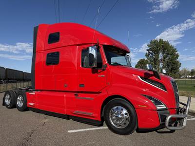 Volvo VNL64T860 Sleeper Semi Truck - Raised Roof Sleeper, D13TC 425HP, 12 Speed I Shift Automatic
