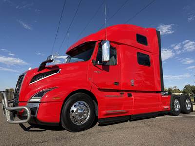 Volvo VNL64T860 Sleeper Semi Truck - Raised Roof Sleeper, D13TC 425HP, 12 Speed I Shift Automatic