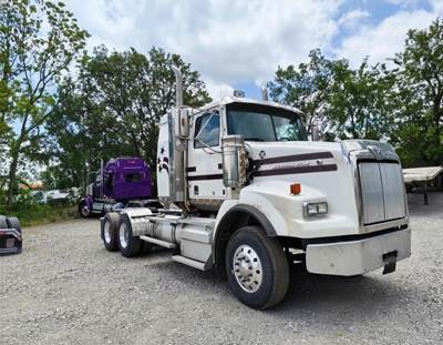Western Star 4900 Sleeper Semi Truck - Flat Top Sleeper, Detroit 550HP, 18 Speed Manual