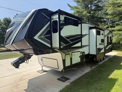 GRAND DESIGN 45' MOMENTUM
