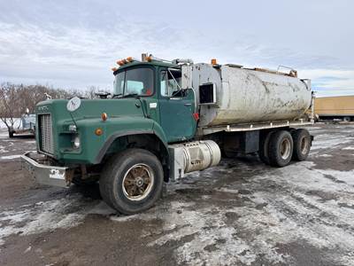 Mack DM690