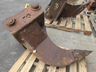 Location: Brookfield, Wifits JCB JS220 Excavator, Approx. 80mm Pin Widths