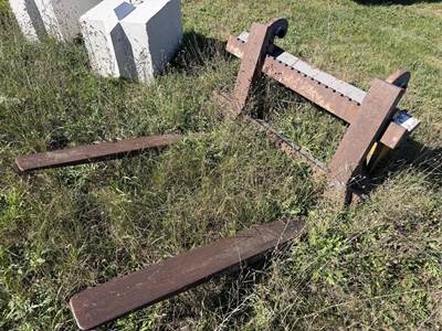Location: Marinette, Wi Seller's Notes:Modified To Fit JD644B Inspection By