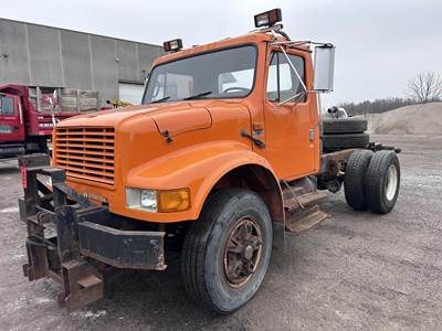 International 4900 Cab & Chassis Truck