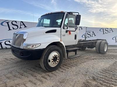 International DuraStar 4300 Cab & Chassis Truck