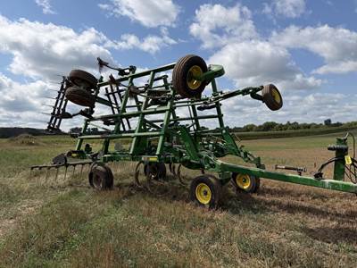 John Deere 2430 Chisel Plow