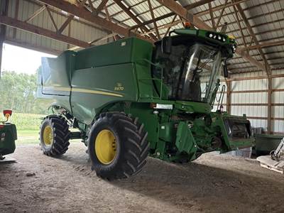 John Deere S670 Combine