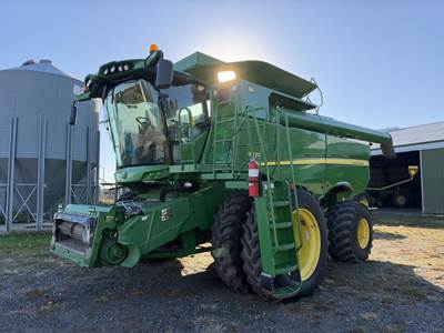 John Deere S670 Combine