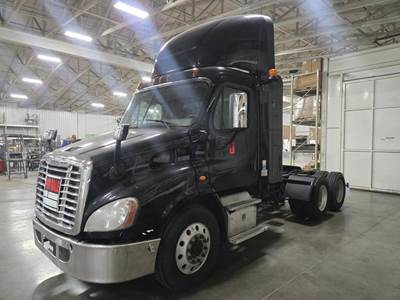 Freightliner Cascadia 113 Day Cab Truck
