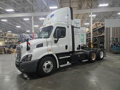 Freightliner Cascadia 113 Day Cab Truck