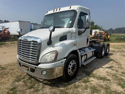 Freightliner Cascadia 113 Day Cab Truck