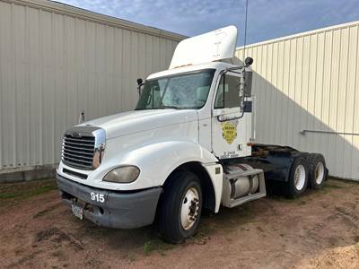 Freightliner Columbia 120 Day Cab Truck