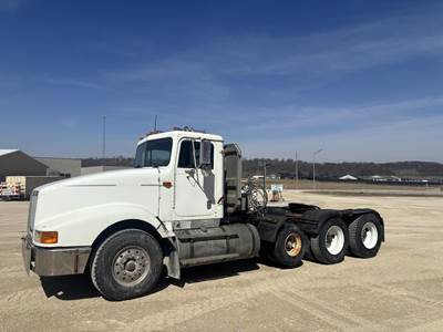 International 9400 Day Cab Truck