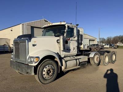 International 9900 Day Cab Truck