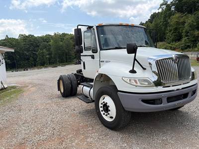 International DuraStar 4400 Day Cab Truck