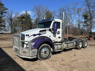 Kenworth T880 Day Cab Truck