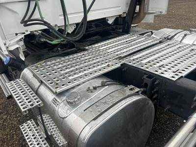 Volvo VNL64T300 Day Cab Truck