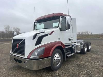 Volvo VNL64T300 Day Cab Truck