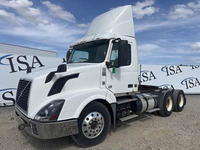 Volvo VNL64T300 Day Cab Truck