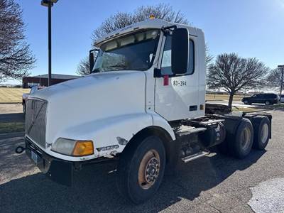 Volvo VNM64T200 Day Cab Truck