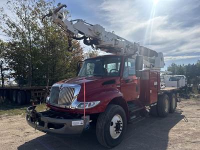 International 4400 SBA Truck-Mounted Digger Derrick