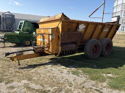 Kuhn 8124 Dry Manure Spreader