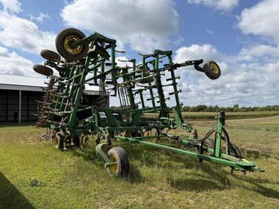 John Deere 2200 Cultivator