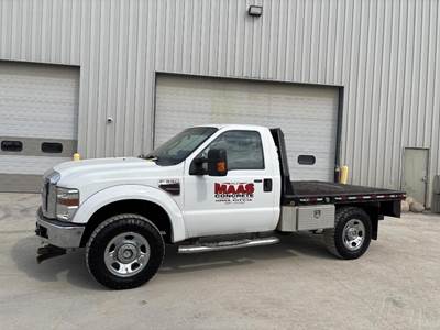 Ford F-350 XLT Flatbed Truck