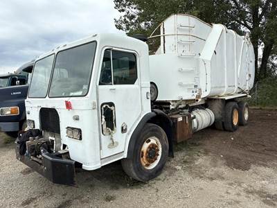 Peterbilt 320 Garbage Truck