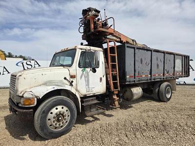 International 4900 Grapple Truck