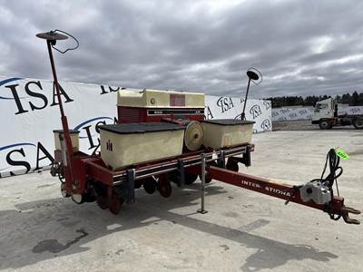 International 800 CYCLO AIR Planter / Row Unit