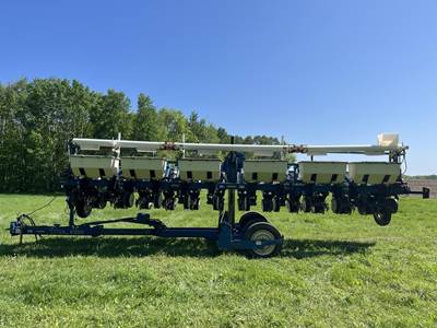 Kinze 3600 Planter / Row Unit