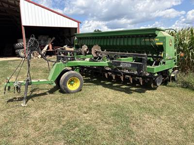 John Deere 1590 Drill