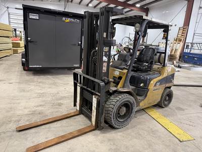 Caterpillar P6000 Pneumatic Tire Forklift