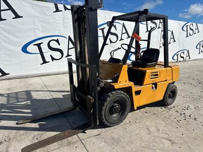 Komatsu FD25-7 Pneumatic Tire Forklift