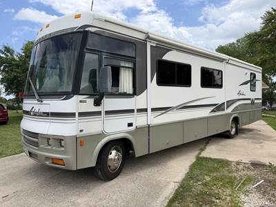 Winnebago Adventurer RV