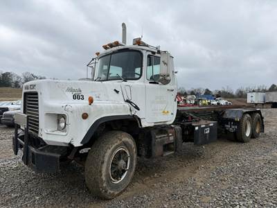 Mack D690S Roll Off Truck