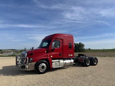 Freightliner Cascadia 125 Sleeper Semi Truck